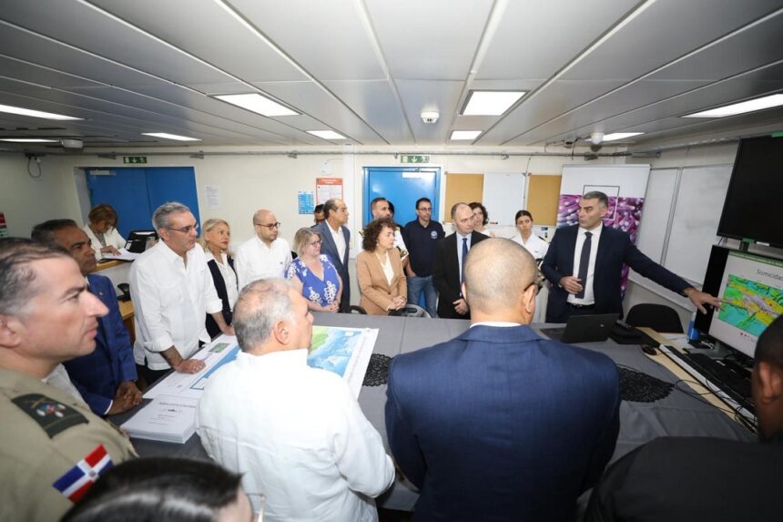Abinader visita buque oceanográfico clave para proteger litoral RD
