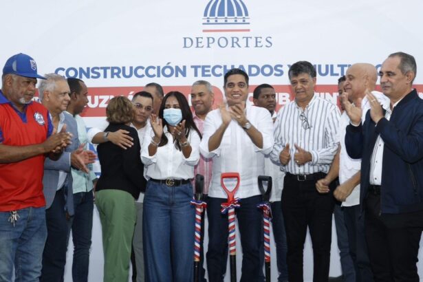 Kelvin Cruz inicia techados deportivos en Santo Domingo Oeste