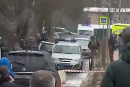 Muere niño en ataque con arma blanca en escuela de Moscú