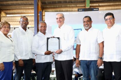 Abinader entrega 580 títulos de propiedad en Santo Domingo