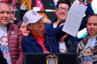 Petro mantiene salario mínimo en $2 millones para 2026 por decreto