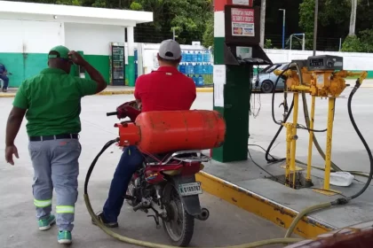 Gobierno congela precios de combustibles por Semana Santa 2026