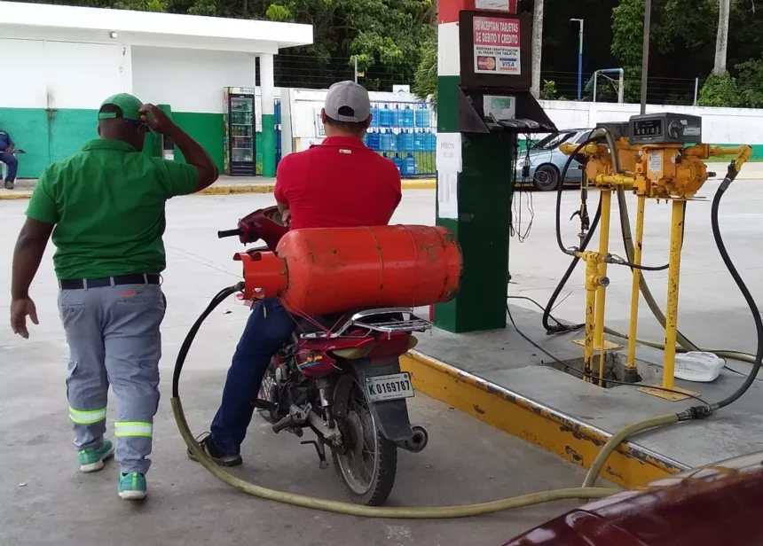 Gobierno congela precios de combustibles por Semana Santa 2026
