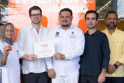 Merca Jumbo abre sucursal en Las Terrenas y dona ambulancia