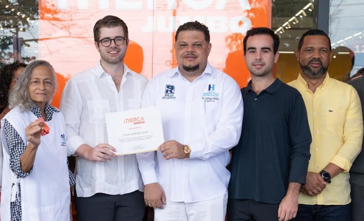 Merca Jumbo abre sucursal en Las Terrenas y dona ambulancia