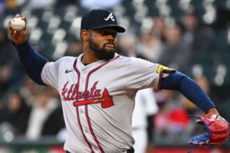 MLB reduce a cinco juegos suspensión de Reynaldo López