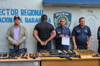 Incautan armas y alcohol adulterado en operativos en Barahona y La Romana