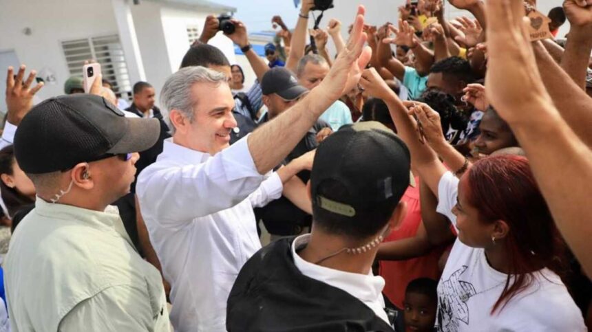 Abinader inaugura carreteras y escuelas en cuatro provincias