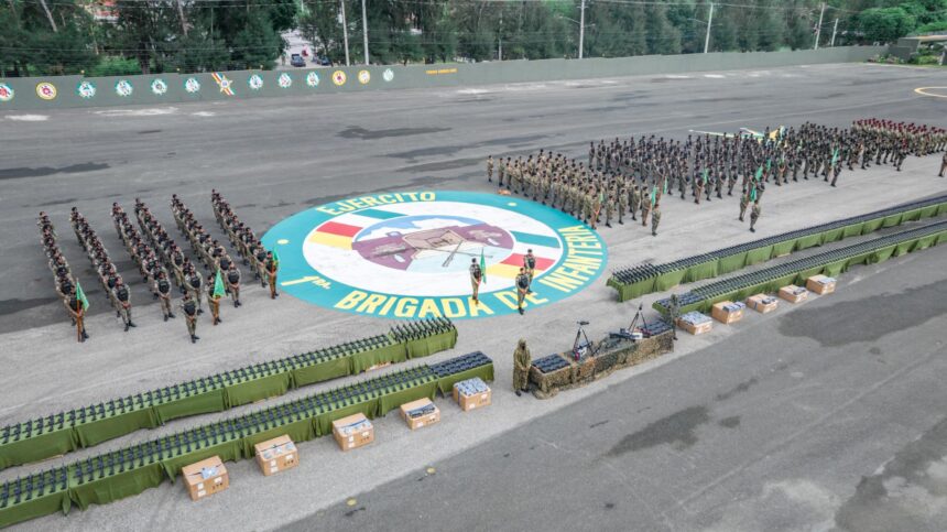 Defensa entrega nuevo armamento y equipos al Ejército Dominicano