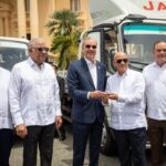 Abinader entrega 25 vehículos al INESPRE para distribuir alimentos