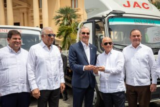 Abinader entrega 25 vehículos al INESPRE para distribuir alimentos