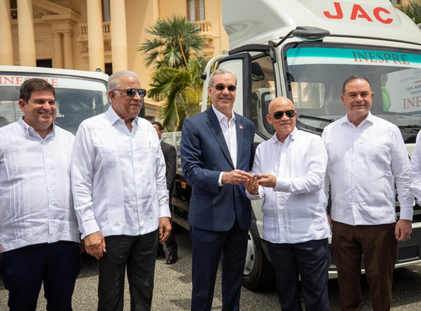Abinader entrega 25 vehículos al INESPRE para distribuir alimentos