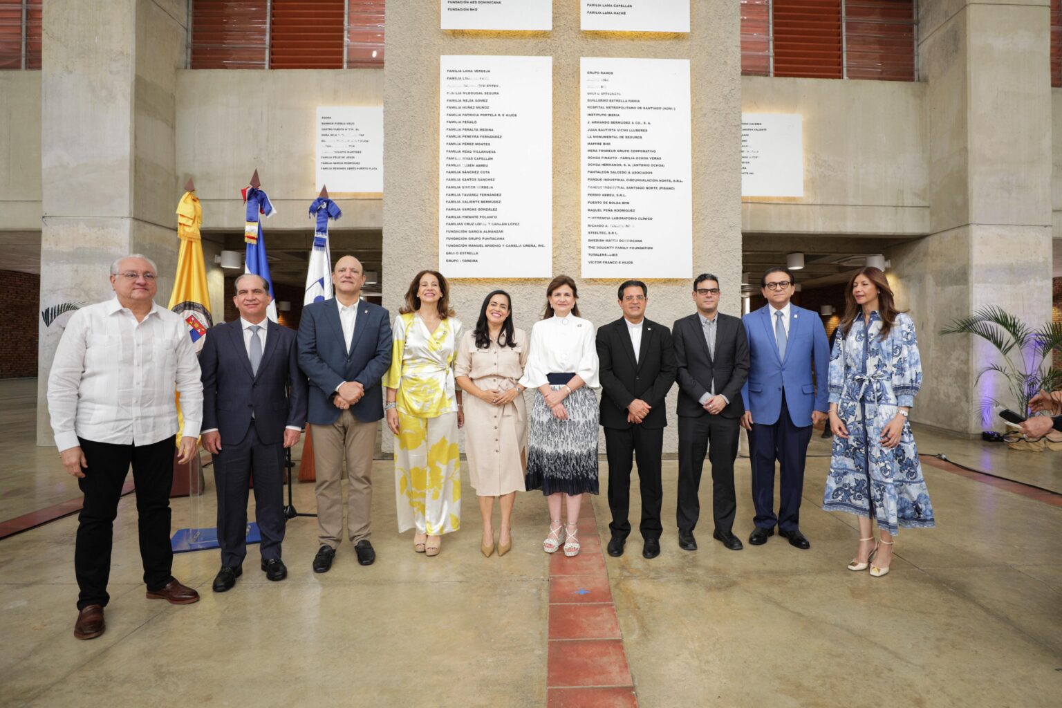 Raquel Peña devela mural en PUCMM para impulsar becas e investigación