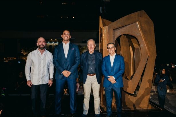Fernando Varela inaugura escultura en Parkside de Piantini