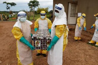 EE UU refuerza controles de ébola en aeropuertos por brote en RDC