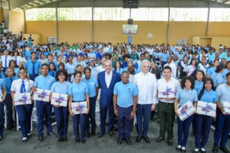 Abinader impulsa inglés, IA y carreras técnicas en estudiantes