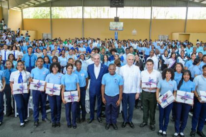 Abinader impulsa inglés, IA y carreras técnicas en estudiantes