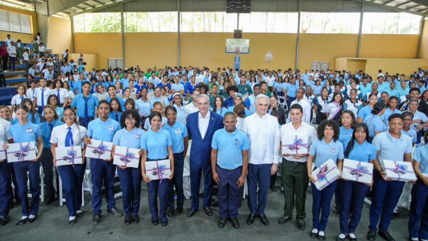 Abinader impulsa inglés, IA y carreras técnicas en estudiantes