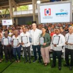 Abinader entrega 1,099 títulos de propiedad en Santo Domingo