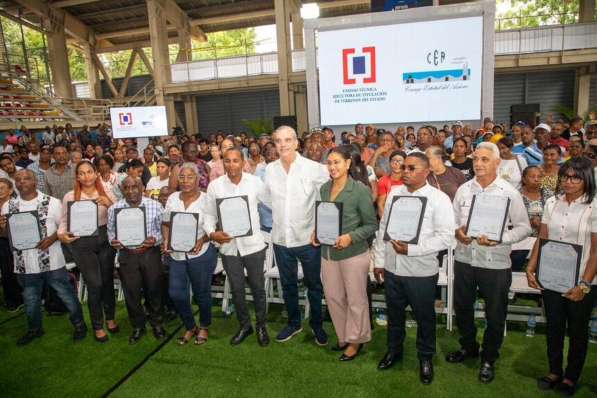 Abinader entrega 1,099 títulos de propiedad en Santo Domingo