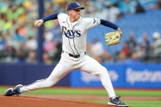Jensen frustra juego sin hits combinado de Rays en la novena