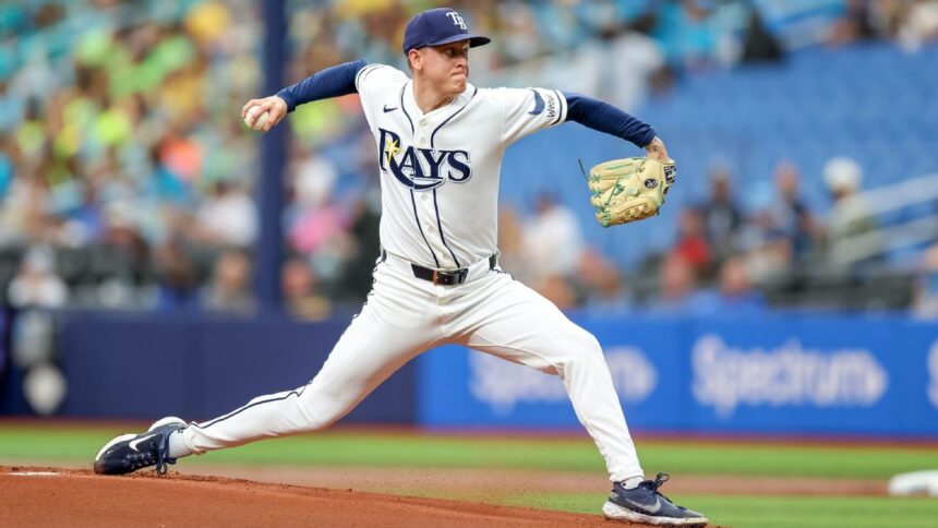 Jensen frustra juego sin hits combinado de Rays en la novena