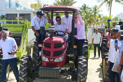 Turismo entrega 42 equipos para limpieza en zonas turísticas RD