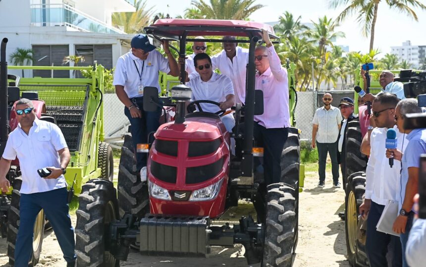 Turismo entrega 42 equipos para limpieza en zonas turísticas RD