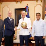 Luis Abinader recibe a directivos de FIBA en Palacio Nacional