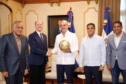 Luis Abinader recibe a directivos de FIBA en Palacio Nacional