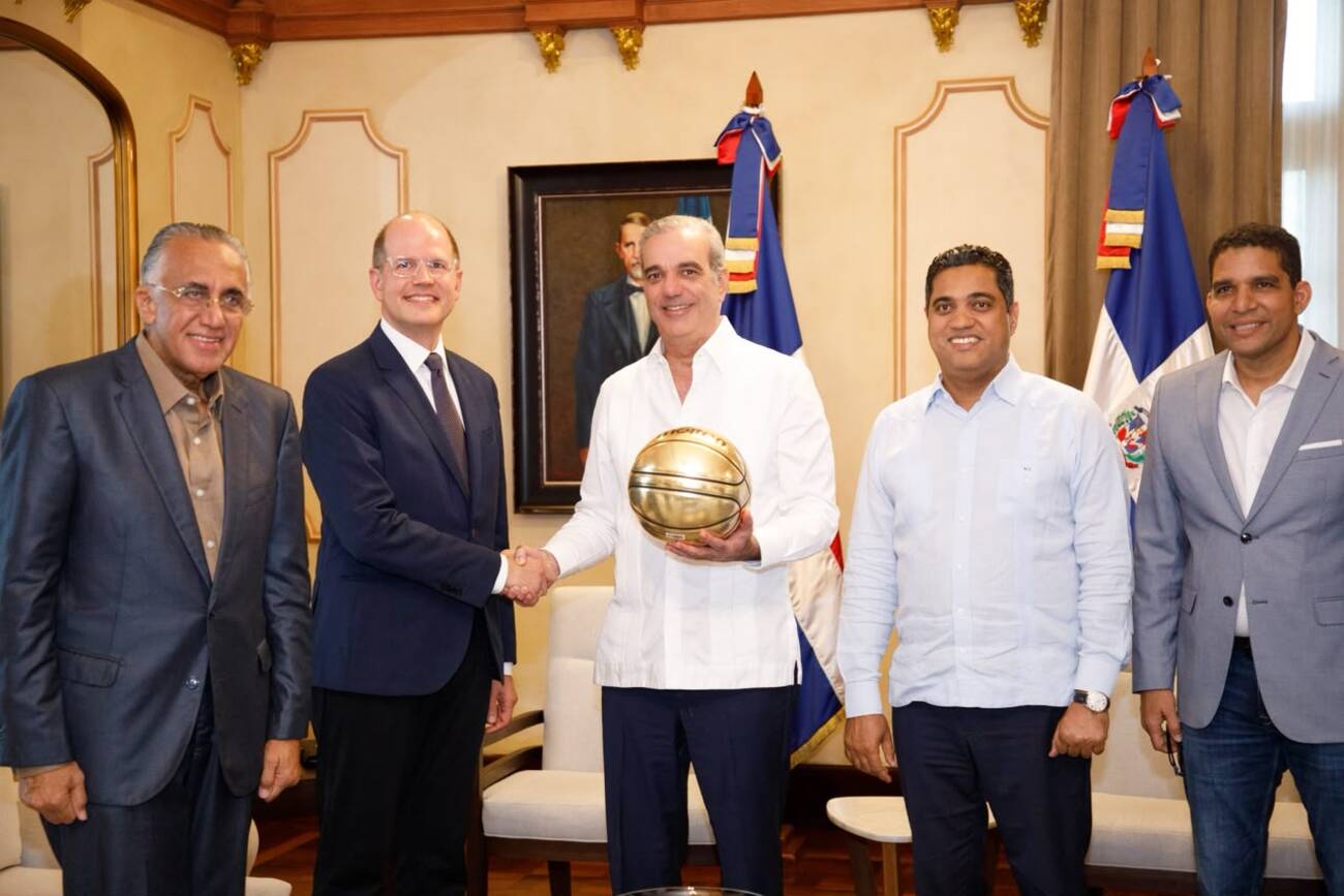Luis Abinader recibe a directivos de FIBA en Palacio Nacional